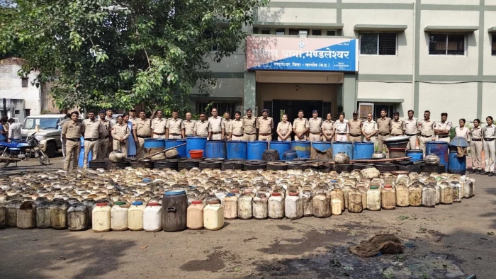 खरगोन में अवैध शराब के खिलाफ बड़ी कार्रवाई, 100 से ज्यादा पुलिसकर्मियों व आबकारी टीम ने मारा छापा, 15.20 टन महुआ लहान नष्ट