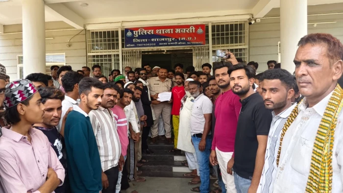 शाजापुर जिले के झोंकर में सोशल मीडिया पर आपत्तिजनक टिप्पणी के विरोध में मुस्लिम समाज थाने पहुंचा, कार्रवाई की मांग