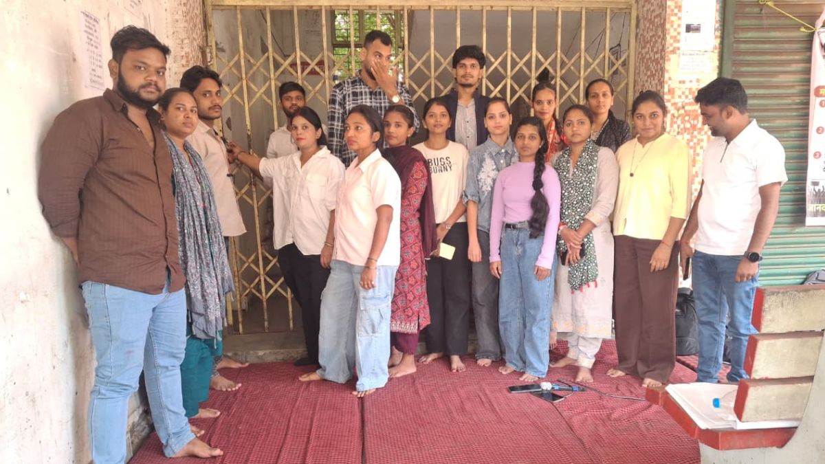 नर्सिंग काउंसिल ऑफिस पर तालाबंदी: भोपाल में 33वें दिन उग्र हुआ प्रदर्शन, संचालक व रजिस्ट्रार को हटाने की मांग
