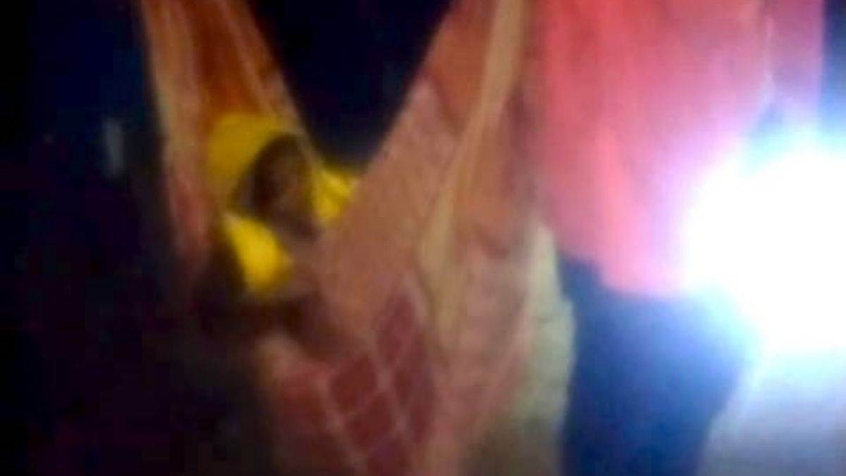 छिंदवाड़ा में विकास के दावों की खुली पोल, सड़क न होने से गर्भवती को तीन किमी डोली में ले गए