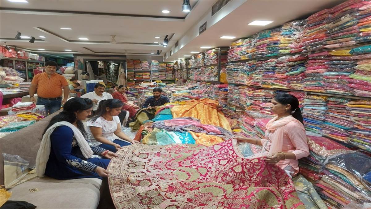 Karwa Chauth 2022: करवाचौथ पर कपड़ा बाजार में पसरी रौनक, महिलाओं को लुभा रहे डिजाइनर लहंगे और ड्राप स्टाइल ड्रेस