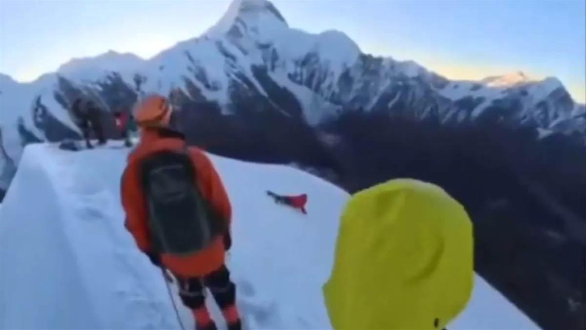 सेल्फी का जुनून बना मौत का कारण… फोटो लेने की कोशिश में फिसला पर्वतारोही, वीडियो वायरल