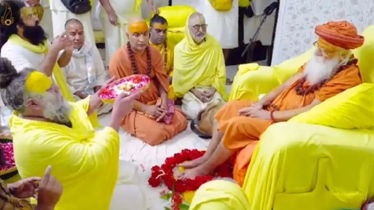 प्रेमानंद महाराज ने इस संत को अपनी गद्दी पर बैठाया, गले मिलकर फूट-फूट कर रोए