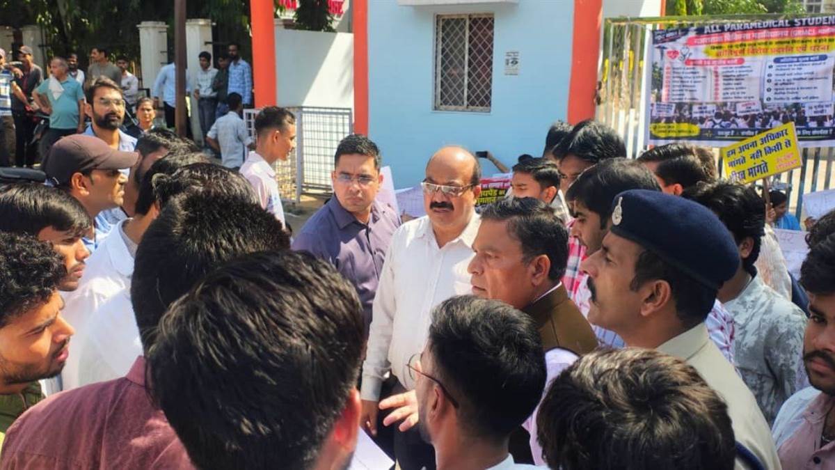 जीआरएमसी ग्वालियर में पैरामेडिकल छात्रों का प्रदर्शन: डीन पर धमकाने का आरोप, गेट बंद कर डॉक्टरों को रोका