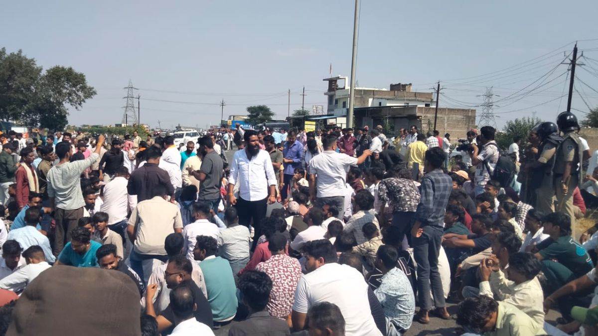 धार में चाकूबाजी से युवक की मौत के बाद फूटा आक्रोश, इंदौर-अहमदाबाद फोरलेन पर लगाया जाम, आरोपी का मकान तोड़ने की मांग