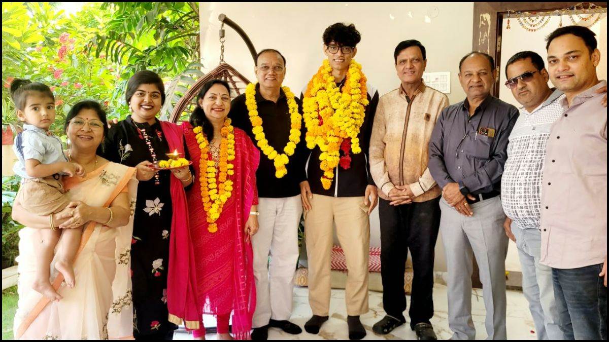 खंडवा के भांजे कोविद ने चीन में लहराया तिरंगा, 70 देशों के प्रतिभागियों के बीच जीता सिल्वर मेडल, जल्द पीएम से मुलाकात