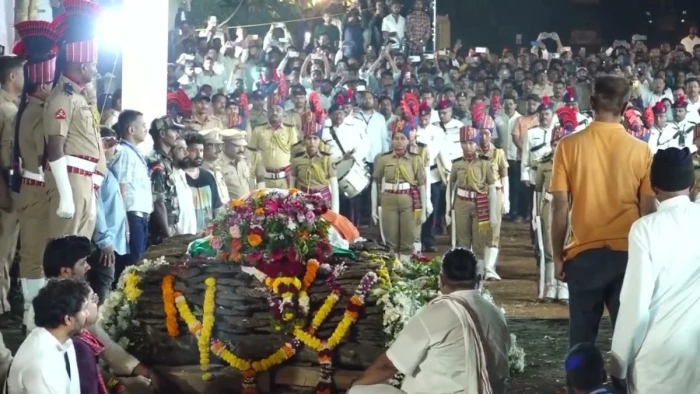 नाना पाटेकर का रात 11:30 बजे क्यों हुआ अंतिम संस्कार? बेटे मल्हार ने बताई वजह, जानिए हिंदू धर्म में यह कितना सही