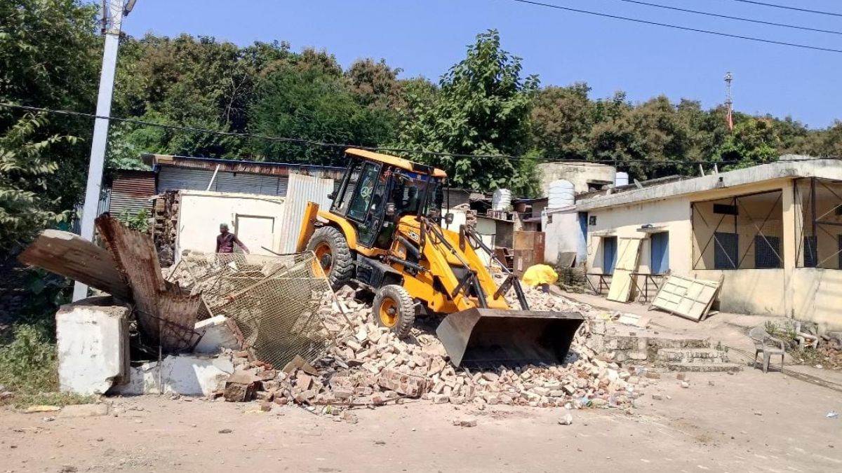 ओंकारेश्वर में सिंहस्थ की तैयारी तेज, अतिक्रमण पर चला बुलडोजर, 26 मकान किए ध्वस्त
