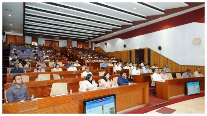 रायपुर निगम की समीक्षा में प्रमुख सचिव का एक्शन: PM आवास पर गोलमोल जवाब से नाराज हुए सोनमणि बोरा, दो इंजीनियरों को शो-कॉज नोटिस