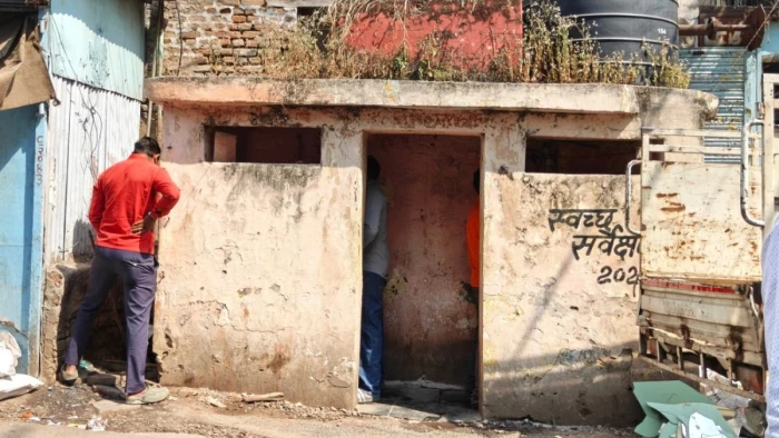 इंदौर में सुविधाघरों का स्वच्छता सर्वे : जहां है हजारों की आवाजाही, वहीं नहीं हो रही सफाई