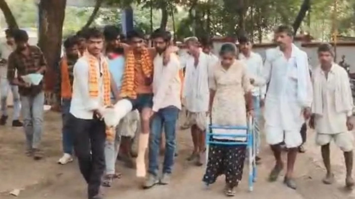 पैर में फ्रैक्चर, लंगड़ाते हुए एसपी दफ्तर पहुंचे पीड़ित परिवार ने मांगा न्याय, पुलिस पर लगाया आरोपियों को बचाने का आरोप