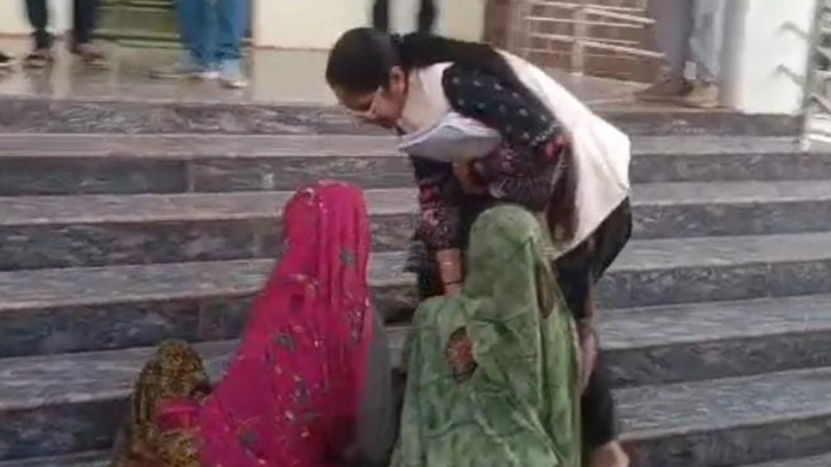 'मैडम हमारी जमीन बचा लीजिए, नहीं तो मैं जान दे दूंगी', आदिवासी महिला ने पैर पकड़े पर तहसीलदार कार में बैठकर निकल गईं