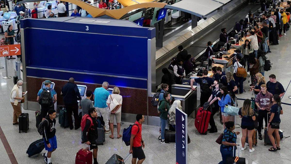 अमेरिका में शटडाउन के कारण संकट गहराया, 6,000 से ज्यादा उड़ानें बाधित रहीं, ट्रंप प्रशासन पर बढ़ा दबाव