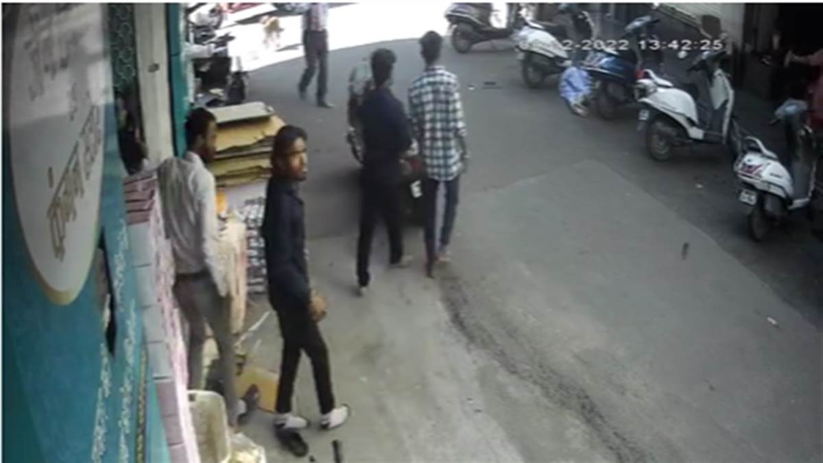 Accident in Indore: VIDEO इंदौर में स्कूल से बंक मारकर गई छात्रा ने गुरुद्वारा की तीसरी मंजिल से लगाई छलांग