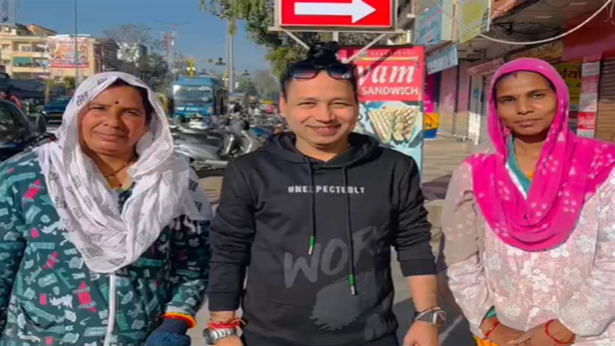 Indore News: VIDEO इंदौर में सफाईकर्मियों से मिले कैलाश खेर, कहा- ये हैं स्वच्छता के सिपाही