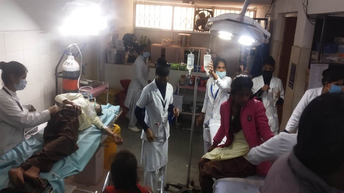 Katni News : प्रार्थना के समय अचानक बीमार हुई 8 छात्राएं, शाहनगर तहसील के पुरैना हाई स्कूल की घटना
