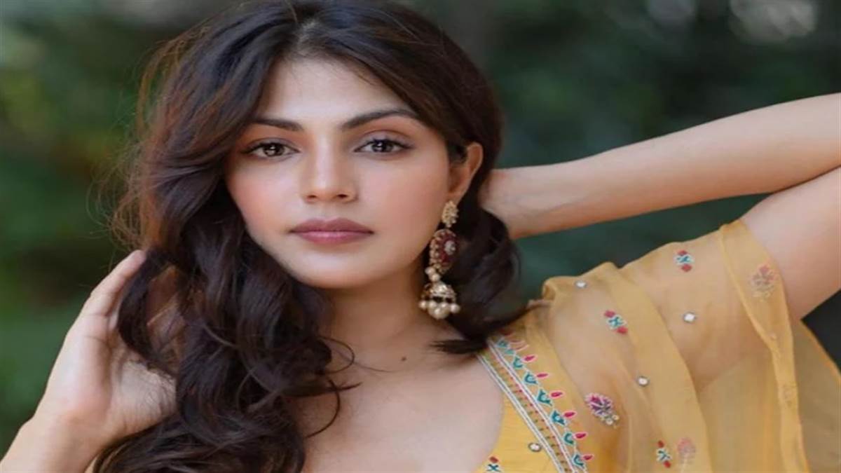 Rhea Chakraborty: सुशांत की मौत के 2 साल बाद रिया चक्रवर्ती को मिला नया  प्यार, इन्हें डेट कर रही हैं एक्ट्रेस - Rhea Chakraborty 2 years after  Sushant death Riya Chakraborty found