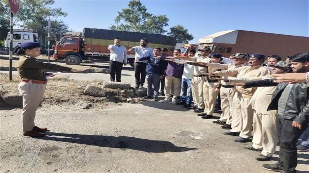 Road Safety Campaign Neemuch: नीमच जिले में हजारों लोगों ने ली सड़क सुरक्षा की शपथ
