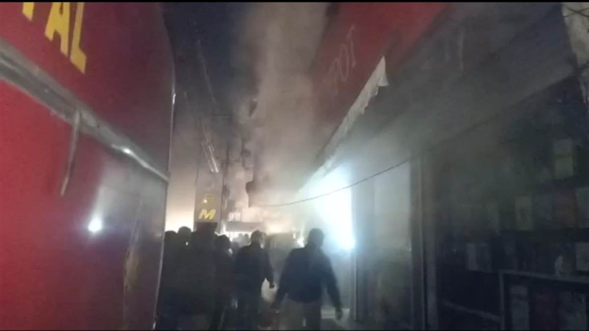Bhopal News : इब्राहिमपुरा में देर रात किताब दुकान में लगी आग, तीन दुकानाें के तोड़ने पड़े ताले
