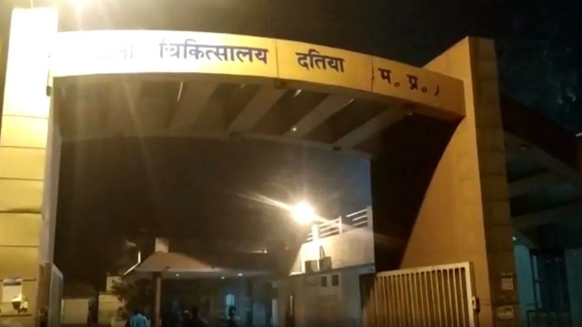 'मुझे बेवकूफ बनाने की कोशिश न करें', दतिया जिला अस्पताल में गंदगी देख कलेक्टर ने सफाई ठेकेदार और स्टाफ को फटकारा