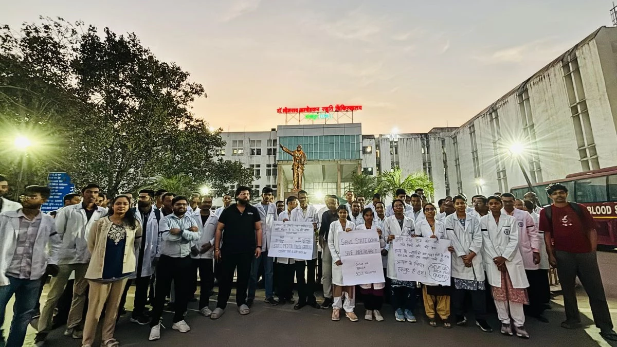 छत्तीसगढ़ की मेडिकल पीजी सीटों की नई नीति के विरोध में उतरे डॉक्टर और मेडिकल छात्र, ब्लैक रिबन पहन किया प्रदर्शन