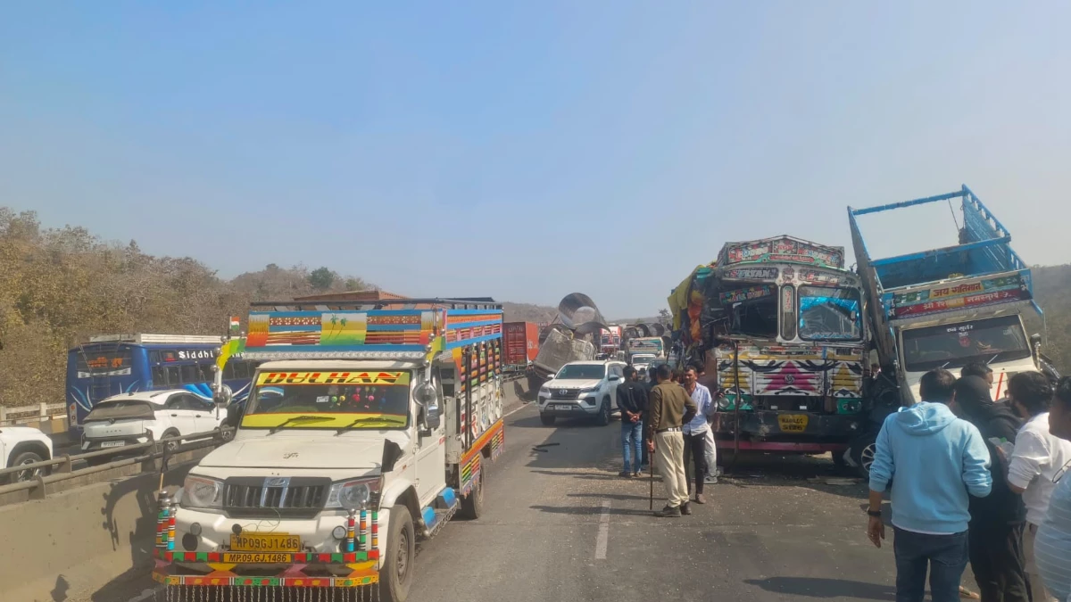 बड़ा हादसा टला: भेरूघाट पर ढलान पर अनियंत्रित हुआ ट्रक, एक के बाद एक 7 वाहन आपस में भिड़े