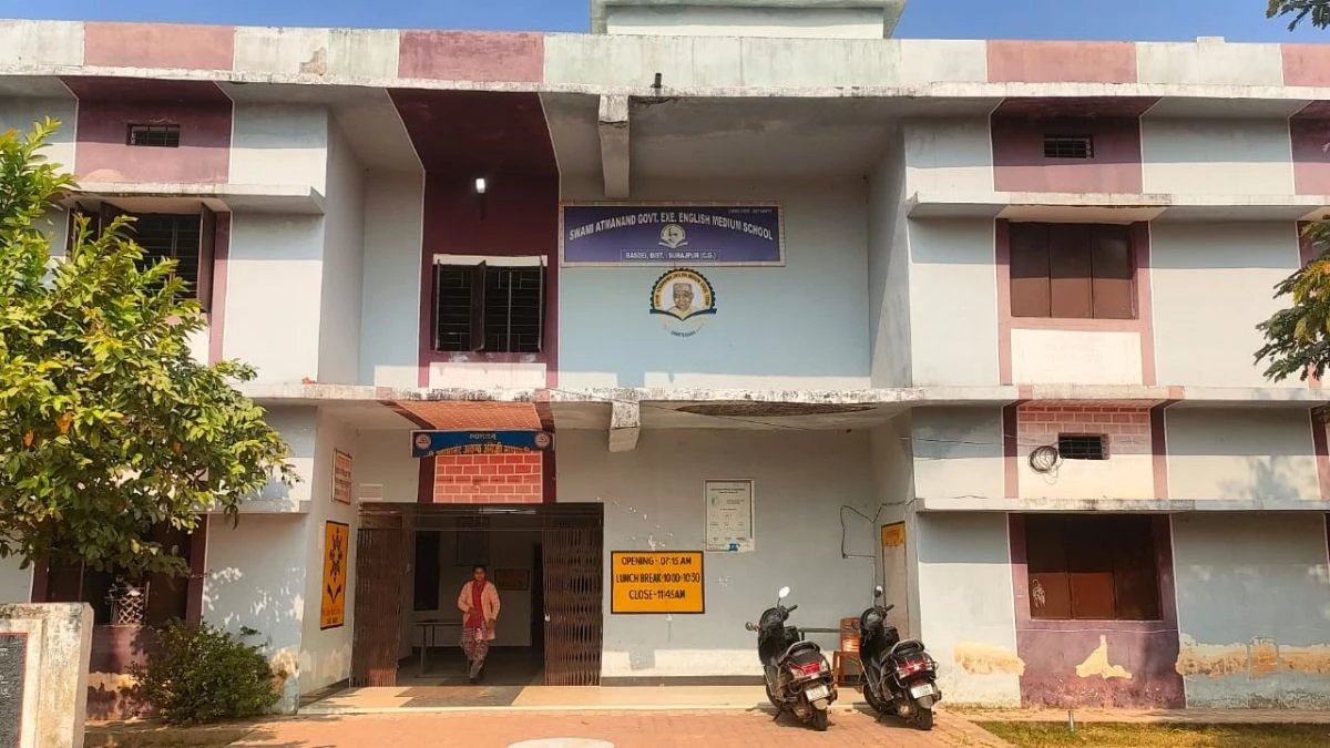 मिड-डे मील के कचरे ने बुलाया 'मौत' का झुंड, आवारा कुत्तों के हमले में शिक्षिका समेत 4 छात्र घायल