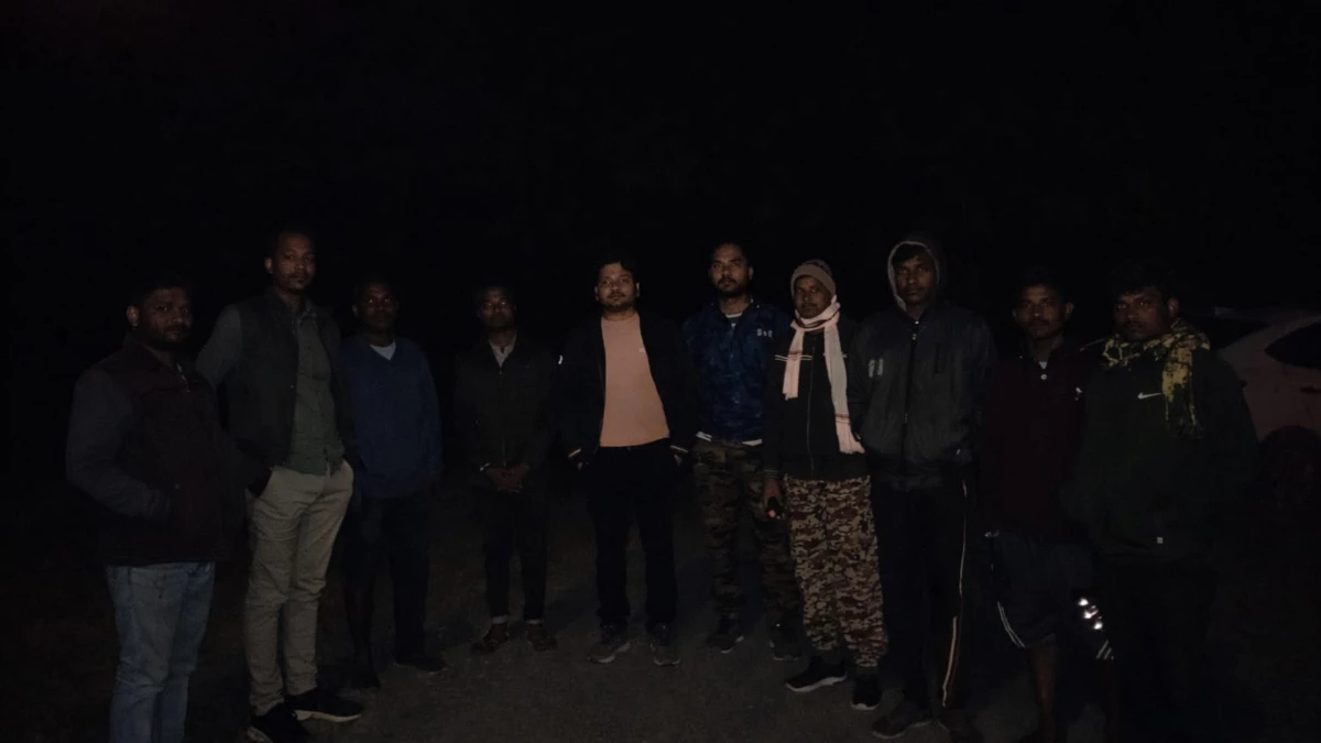 जशपुर में शोक पत्र बांटकर लौट रहे युवकों पर हाथियों का हमला, जान बचाने पेड़ पर चढ़ा ग्रामीण; सायरन बजाकर किया गया रेस्क्यू