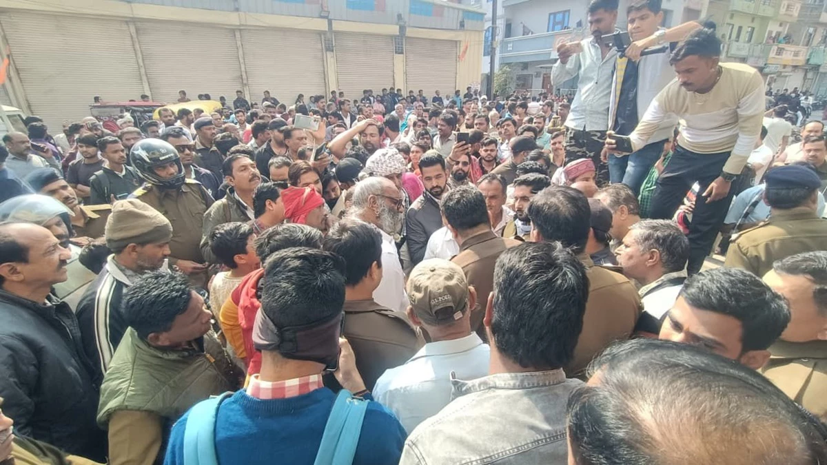 इंदौर के एरोड्रम इलाके में गुंडों के हमले से गुस्साए रहवासियों ने 60 फीट रोड पर लगाया जाम