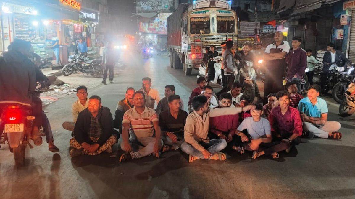 MP Board Exam: फीस लेने के बाद भी डेटा अपडेट नहीं, खरगोन में 23 छात्रों की छूटी बोर्ड परीक्षा, पैरेंट्स ने दिया धरना