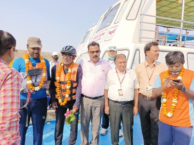 Narmada river: कैनो राइड से नर्मदा परिक्रमा पर निकले भक्त बरगी पहुंचे