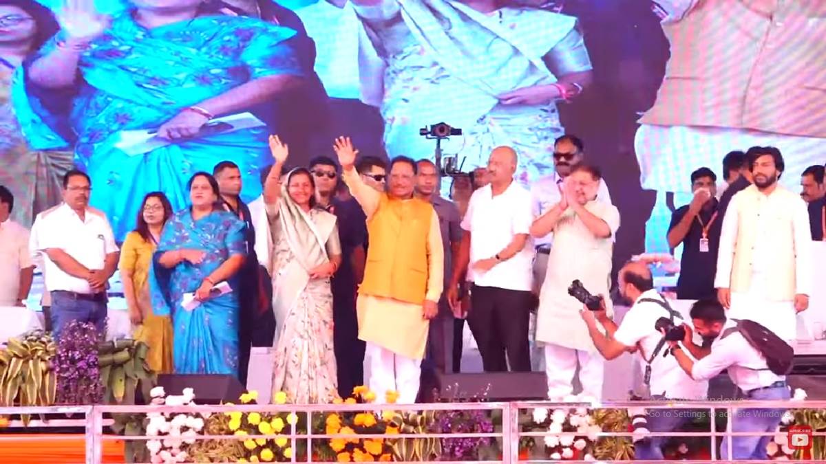 Mahtari Vandan Yojana: महतारी वंदन की पहली किस्‍त की राशि आज होगी जारी, मंच पर पहुंचे CM साय, थोड़ी देर में वर्चुअली जुड़ेंगे PM मोदी