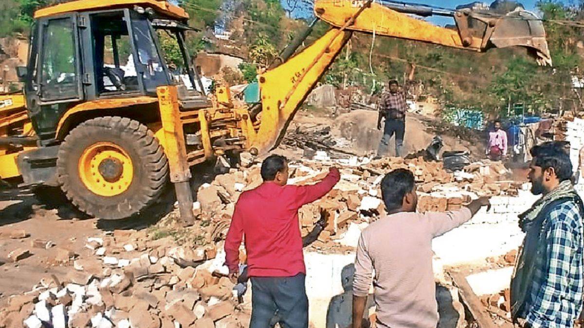 मदन महल पहाड़ी पर तीसरे दिन भी गरजा बुलडोजर, 14 मकान ढहाए, 22 परिवारों को किया रिलोकेट
