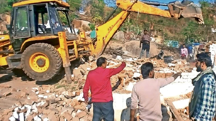 मदन महल पहाड़ी पर तीसरे दिन भी गरजा बुलडोजर, 14 मकान ढहाए, 22 परिवारों को किया रिलोकेट