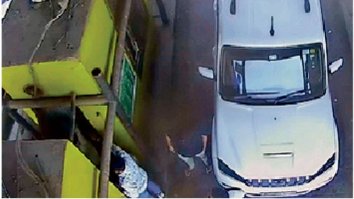 ग्वालियर के बरेठा टोल प्लाजा में गलत दिशा से घुसे स्कॉर्पियो सवार, Toll Tax  मांगने पर युवकों ने कर्मियों से की मारपीट