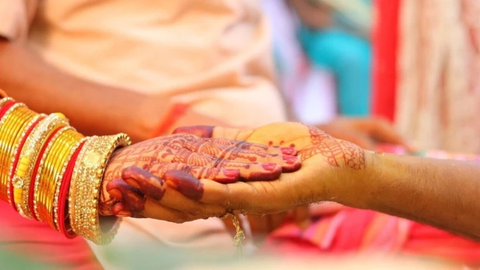 चौथी शादी की तैयारी में था पति, महिला आयोग ने लगाई रोक, सुनवाई में पत्नी ने खोली पोल