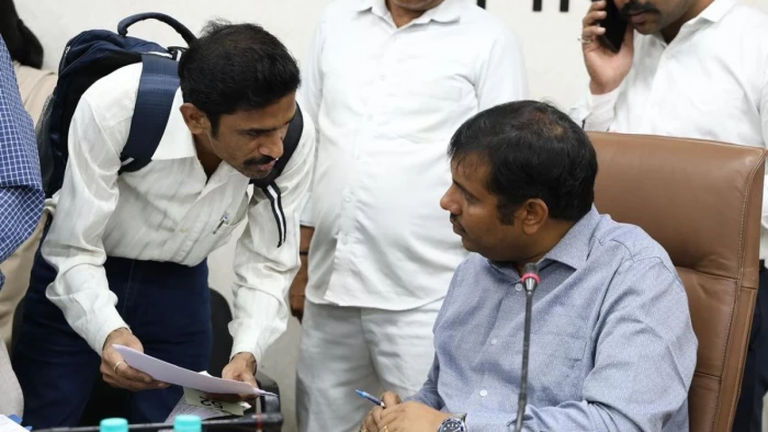 भोपाल में डॉक्टर की लापरवाही से गरीब पर चढ़ा 80 हजार कर्ज, वेतन कटौती की मांग