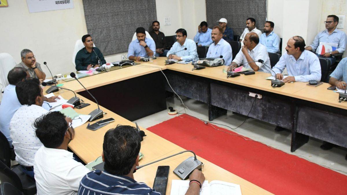 सड़क निर्माण में देरी पर नोटिस की चेतावनी, Tax वसूली के लिए ग्वालियर में अधिकारियों को सख्त निर्देश