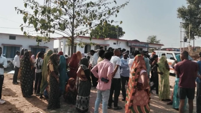 बेटी के जन्मदिन चॉकलेट बांट रहा था ट्रक ड्राइवर, बच्चा चोर समझकर सीधी में लोगों ने बुलाई पुलिस