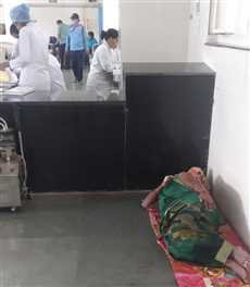 मेडिकल वार्ड में कम पड़ने लगे बेड, एक पलंग पर दो मरीज