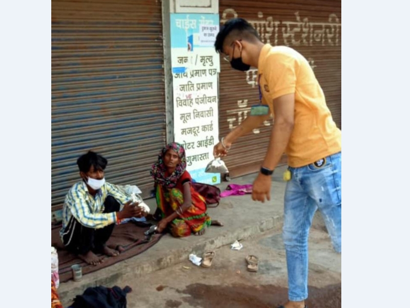 Lockdown in raipur: स्पेशल टीम जरूरतमंद लोगों तक पहुंचा रही खाने के पैकेट