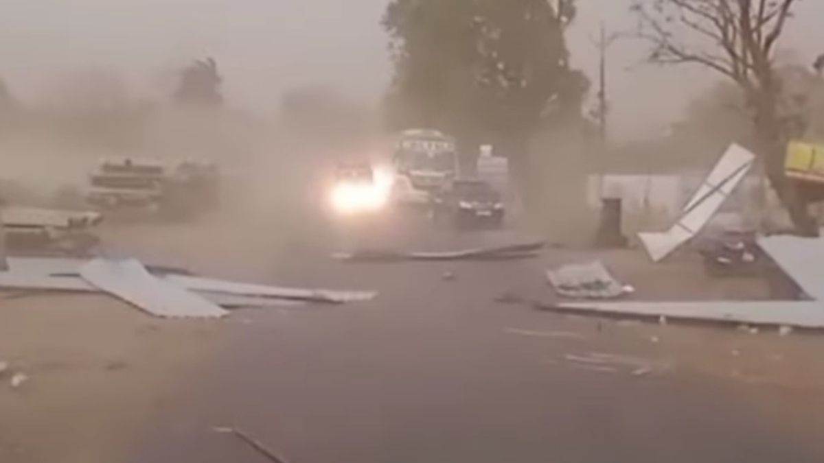 Khandwa News: ओंकारेश्वर में आंधी-बारिश से उड़े टीन, सोलर प्लांट के पैनल, जान बचाकर भागे कर्मचारी