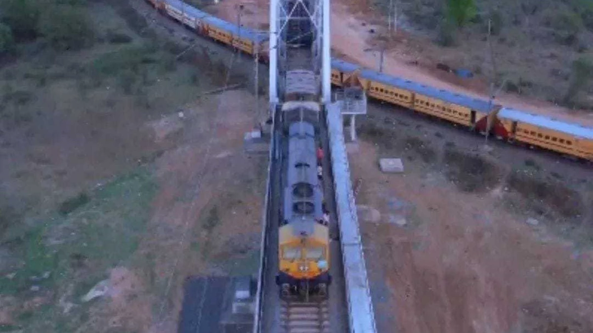 Indian Railway: कटनी में बने देश के सबसे लंबे रेलवे फ्लाईओवर की अप लाइन पर दौड़ी मालगाड़ी