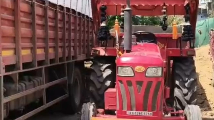 खारंग नदी से हो रही थी रेत की चोरी, लोडिंग के दौरान पल्टी ट्रैक्टर ट्राली में दबकर नाबालिग की मौत