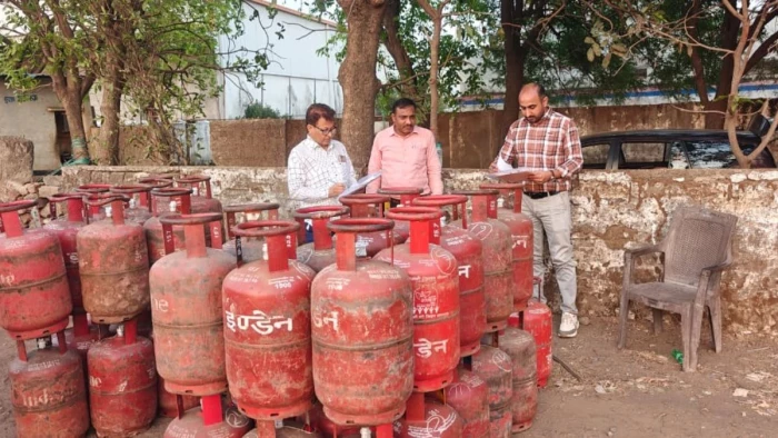 भोपाल में LPG कस्टमर्स के साथ बड़ा 'धोखा', ट्रक में मिले बिना सील के सिलिंडर, 27 में तीन KG गैस कम