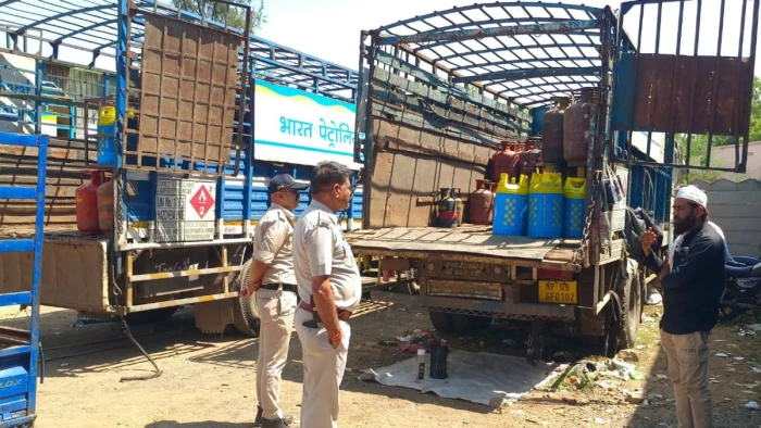 बुकिंग के लिए भटक रहे लोग और यहां खुले में बंट रहे सिलिंडर, भोपाल में खाली प्लॉट पर गैस सप्लाई का खेल