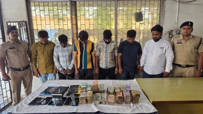 रायपुर में गोंदवारा ओवरब्रिज के नीचे चल रहा था 'सट्टा दरबार', हिस्ट्रीशीटर मंजीत सिंह समेत 6 गिरफ्तार