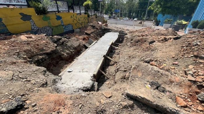 भोपाल में लोक भवन के पास दो दिन की मशक्कत के बाद पाइपलाइन दुरुस्त, लेकिन सड़क का गड्ढा बना सिरदर्द