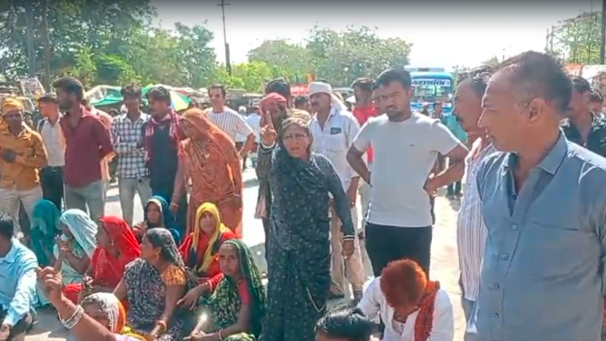 देवास के खातेगांव में युवक की हत्या, परिवार वालों ने शव रखकर इंदौर-बैतूल हाईवे पर लगाया जाम