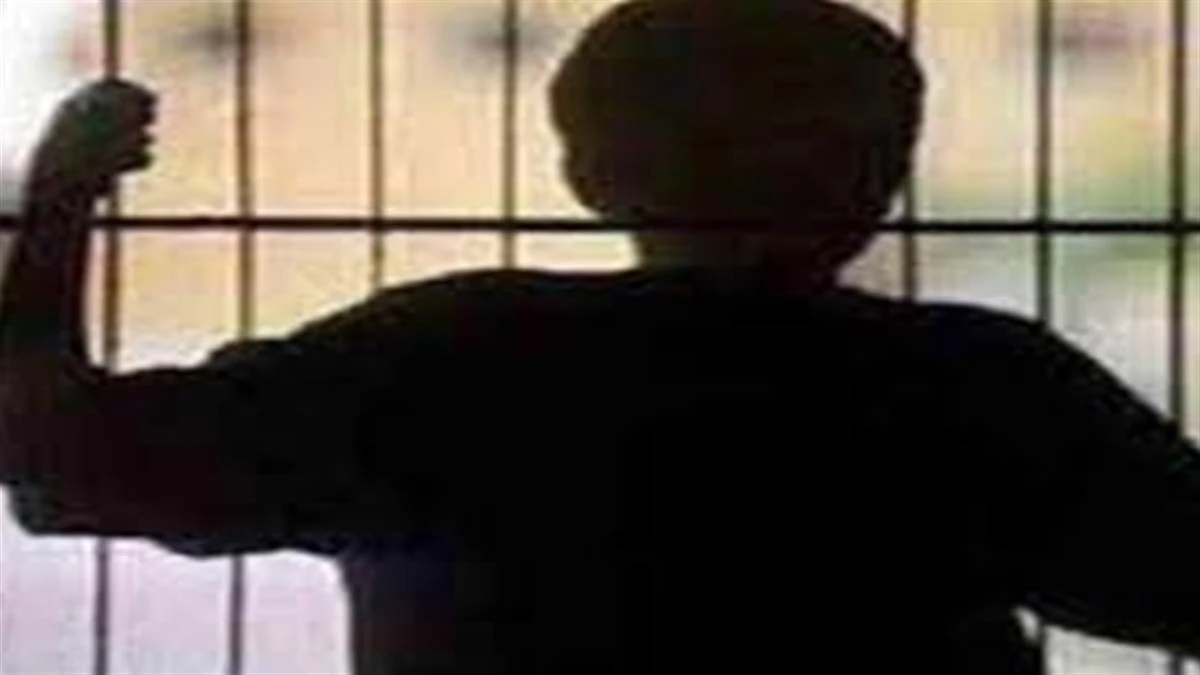 Ambikapur News: Six abusive children absconding from the communication house by throwing chilli powder in the eyes of the security guard
